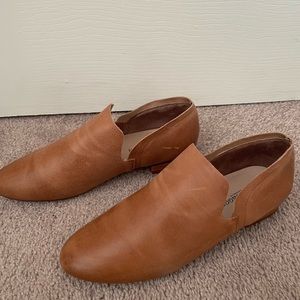 Kelsi Dagger loafer. Tan color, gently used. Size 7.5.